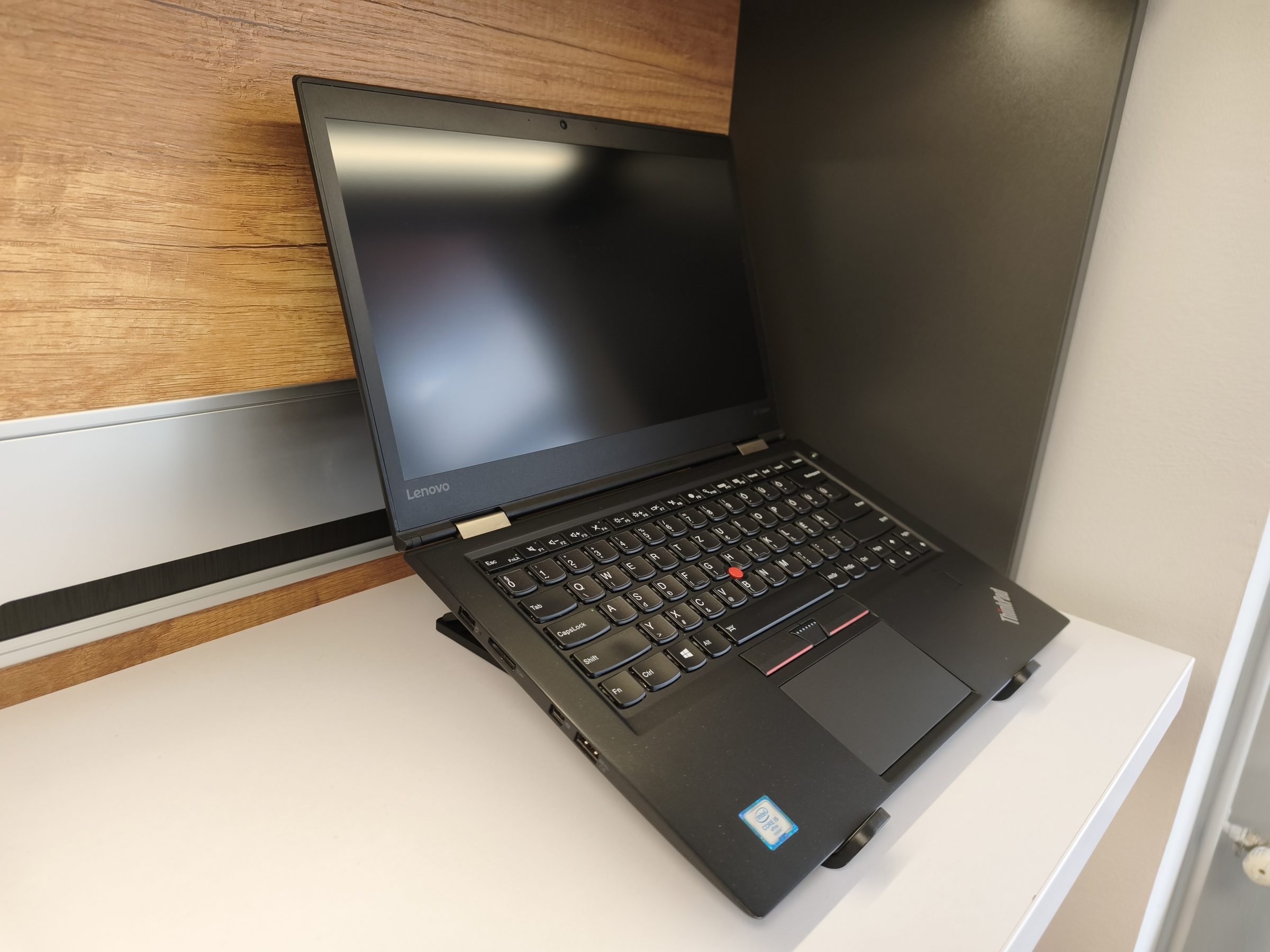 Lenovo ThinkPad X1 Carbon Gen4, 2. kép